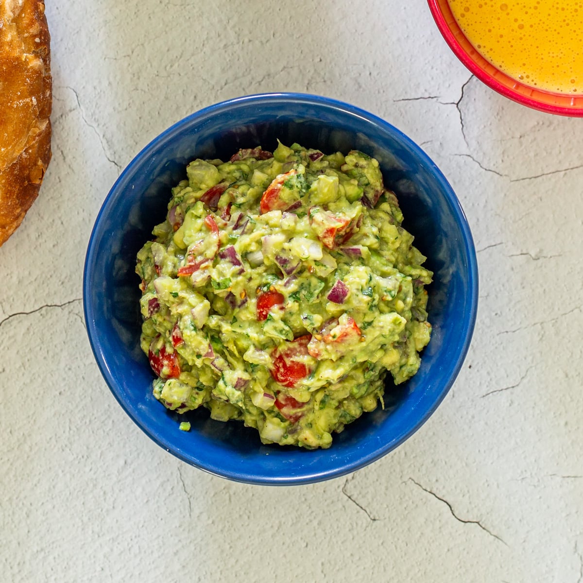 A blue bowl of Peruvian-style guacamole.